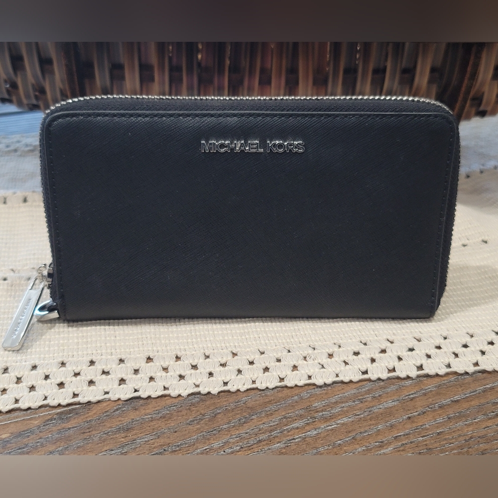 Michael Kors Jet Set Travel Zip Around Phone Holder Wallet/ Rarely Used.